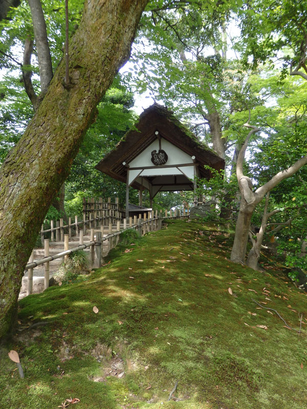 茅葺き屋根の四阿
