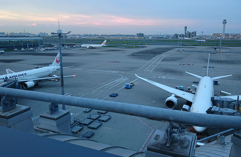 夕方の羽田空港