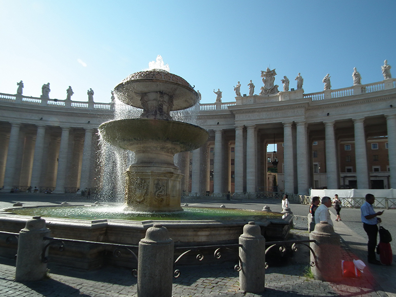 Fontana gemella di San Pietro, sinistra