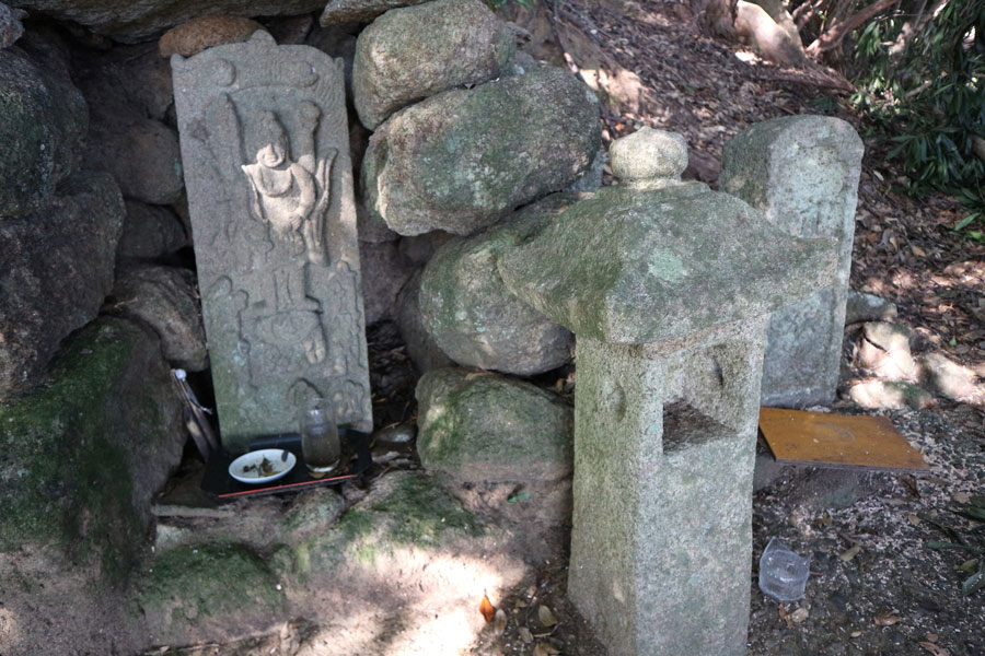 波田須神社の石像