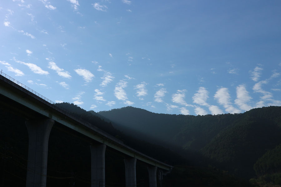 高速道路と雲