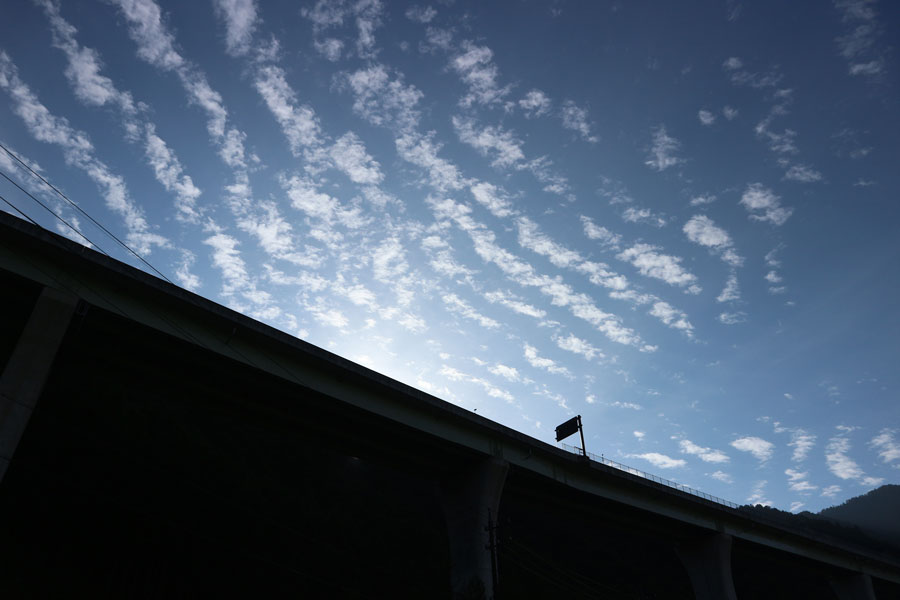 高速道路と雲