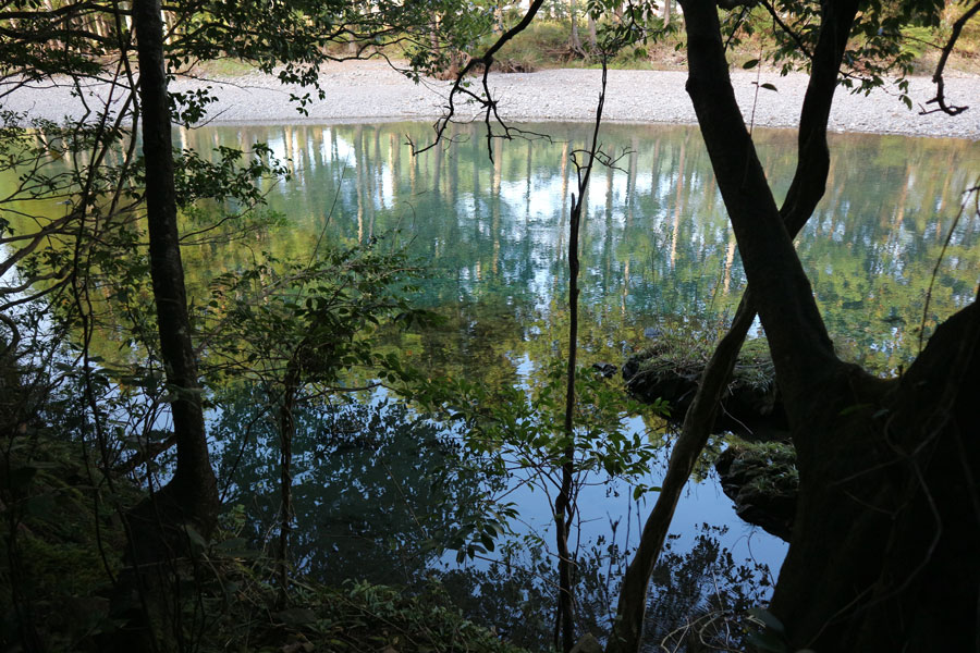 透き通った川面
