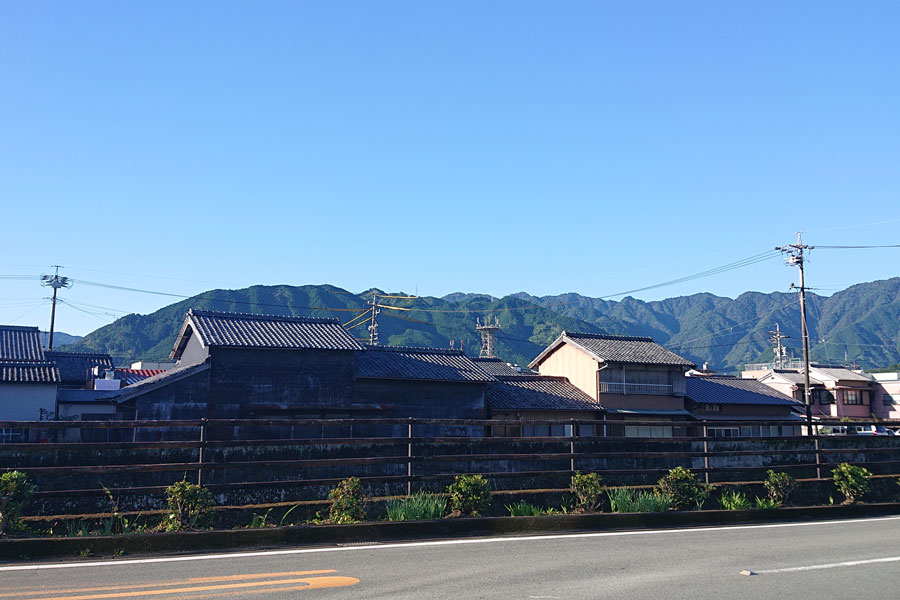 北川沿いの古い街並み