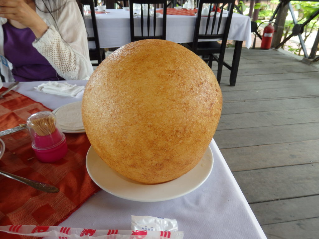 丸い中が空洞の揚げ物