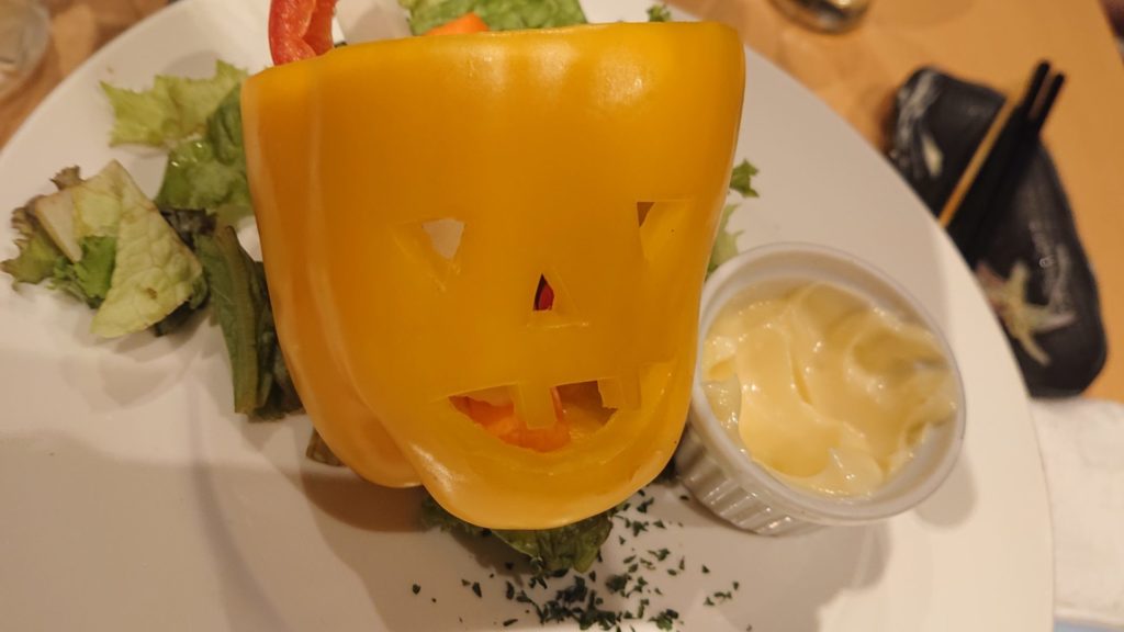 顔がくり抜かれたパプリカ