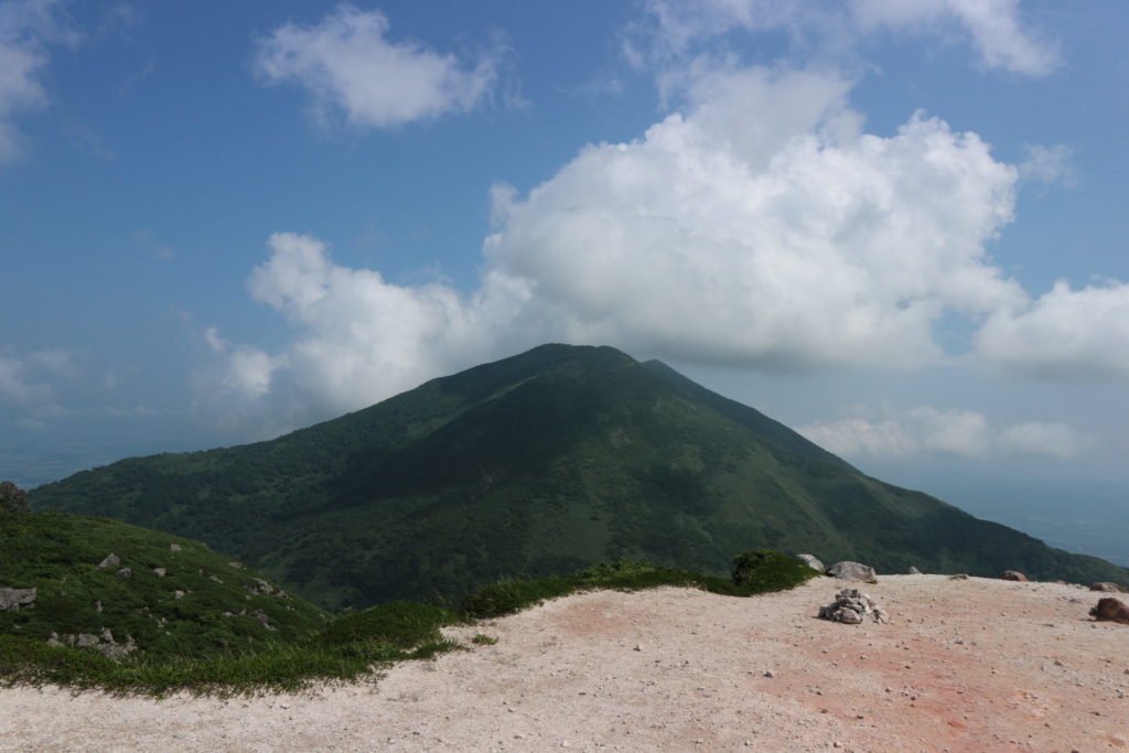 イワオヌプリ山頂から見たアンヌプリ