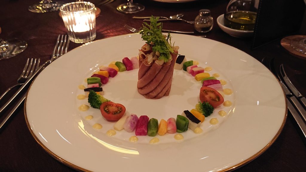 高原の風で熟成させた自家製の生ハムと野菜
