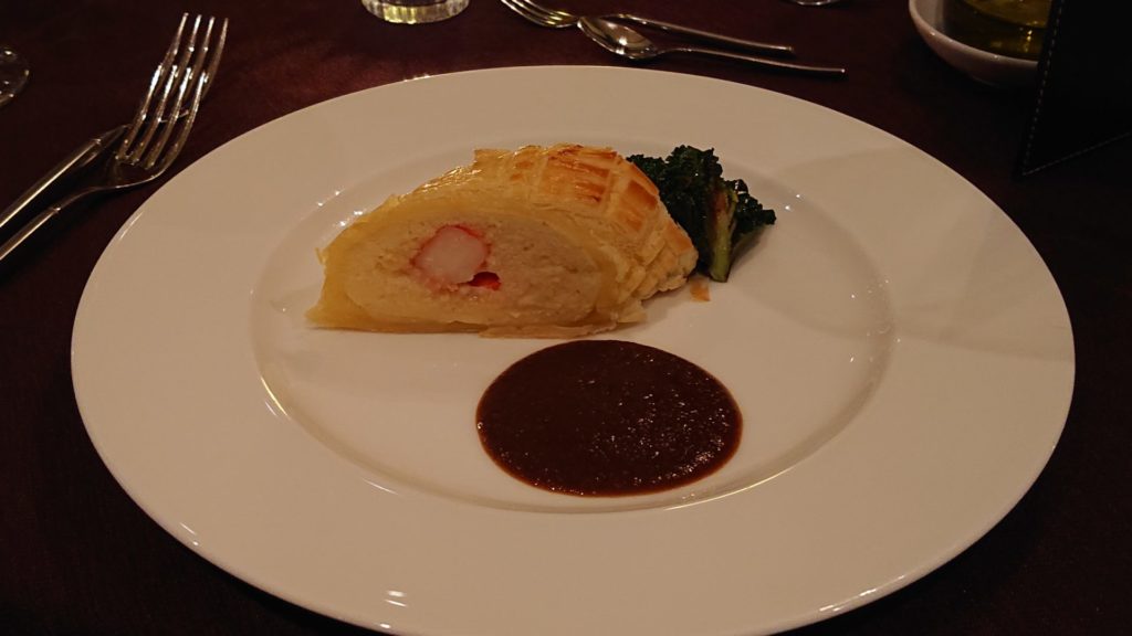 白身魚のパイ包み焼きとアメリケーヌソース