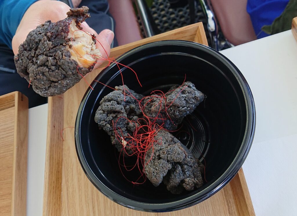 周囲が真黒な鶏の唐揚げ