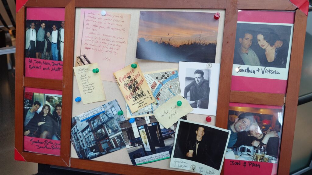 Jonathan Larsonの思い出の写真やメモが貼られたパネル