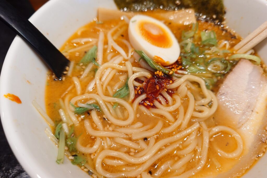 牛骨味噌ラーメンに食べる辣油トッピング