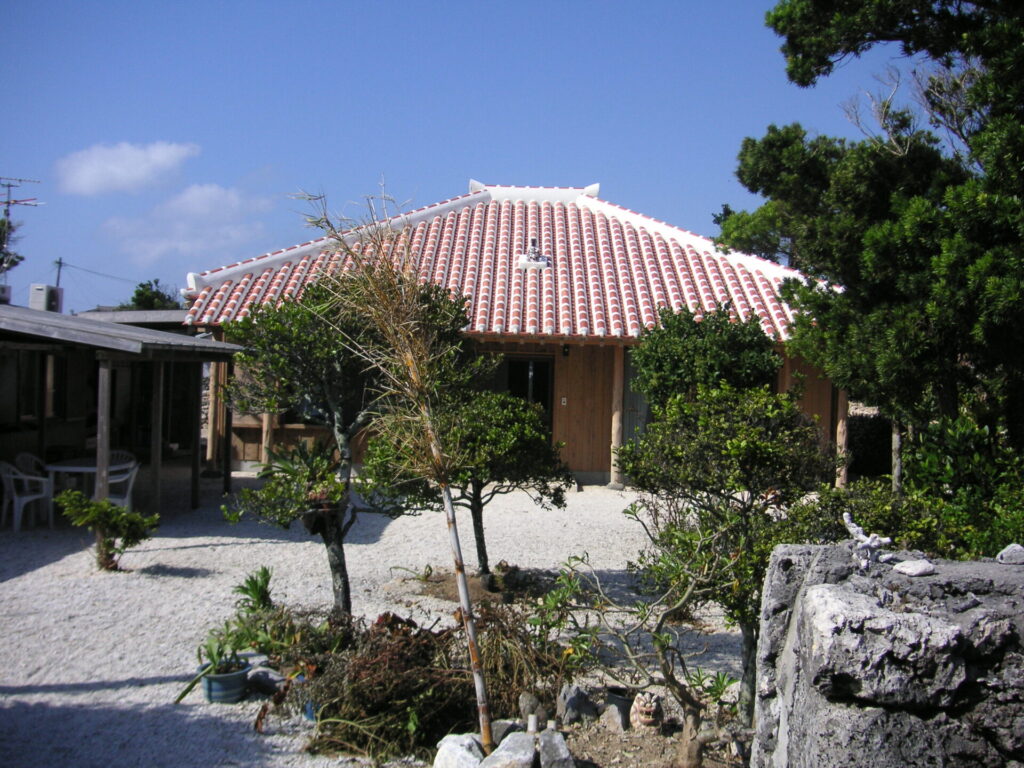 屋根の上にシーサーが乗った家