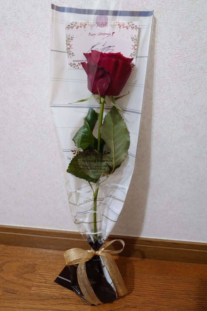 SHOKICHIから手渡しされた薔薇