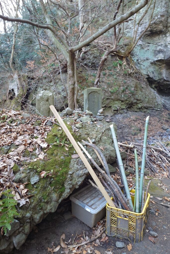 布引観音釈尊寺　参道に用意された杖