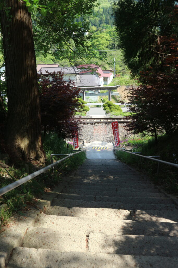参道を横切る仙山線の線路