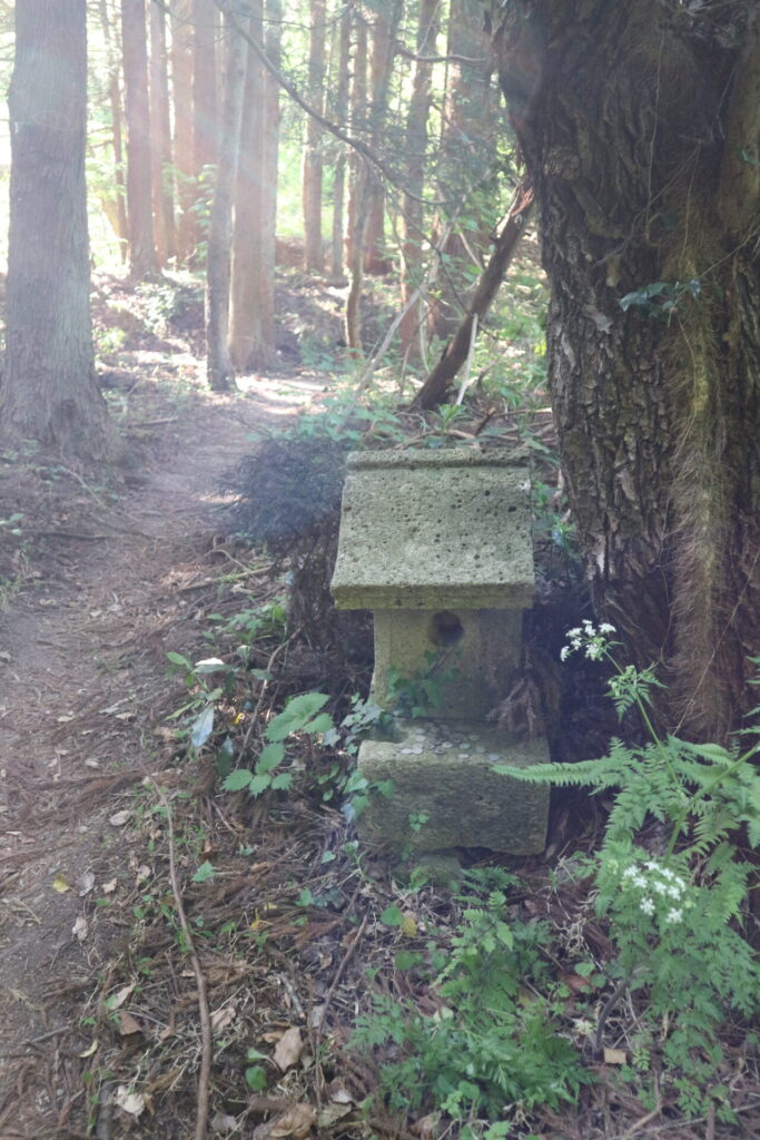 峯の浦遺跡　石塔