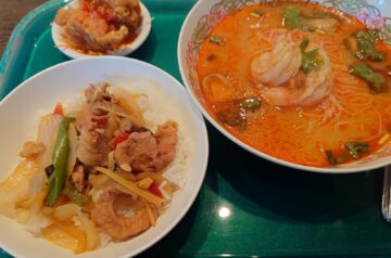 トムヤムビーフンと豚肉バジル炒めご飯