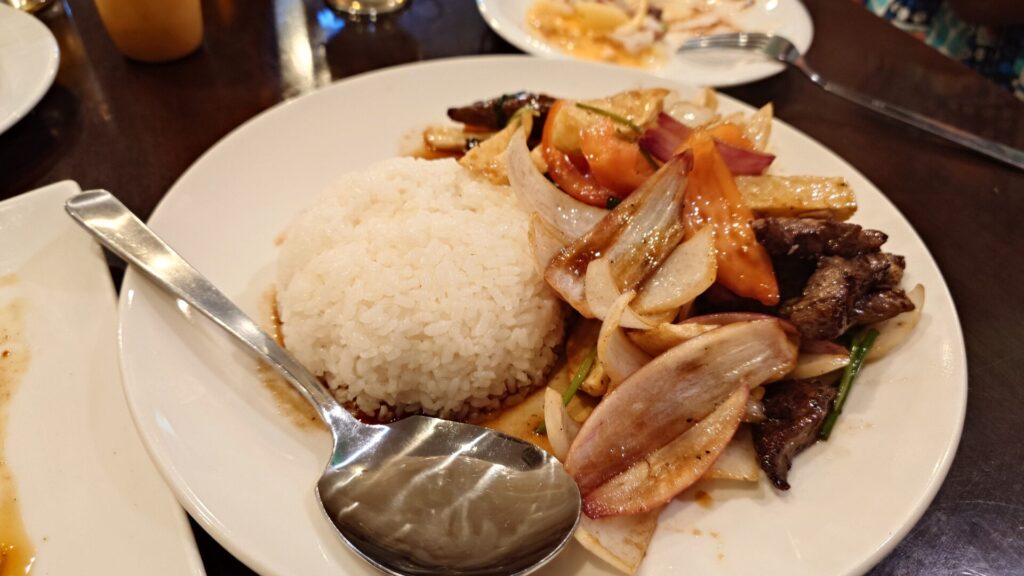 lomo saltdo【ロモサルタード】 牛肉と玉ねぎのトマト炒め