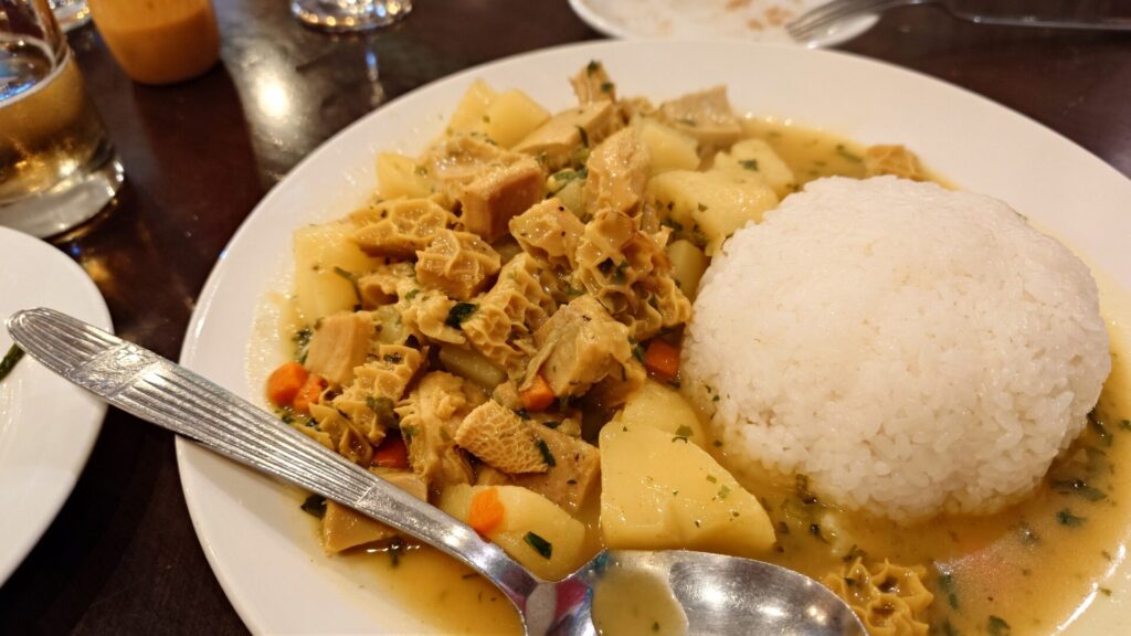 cau cau 牛ハチの巣とポテトの煮込み