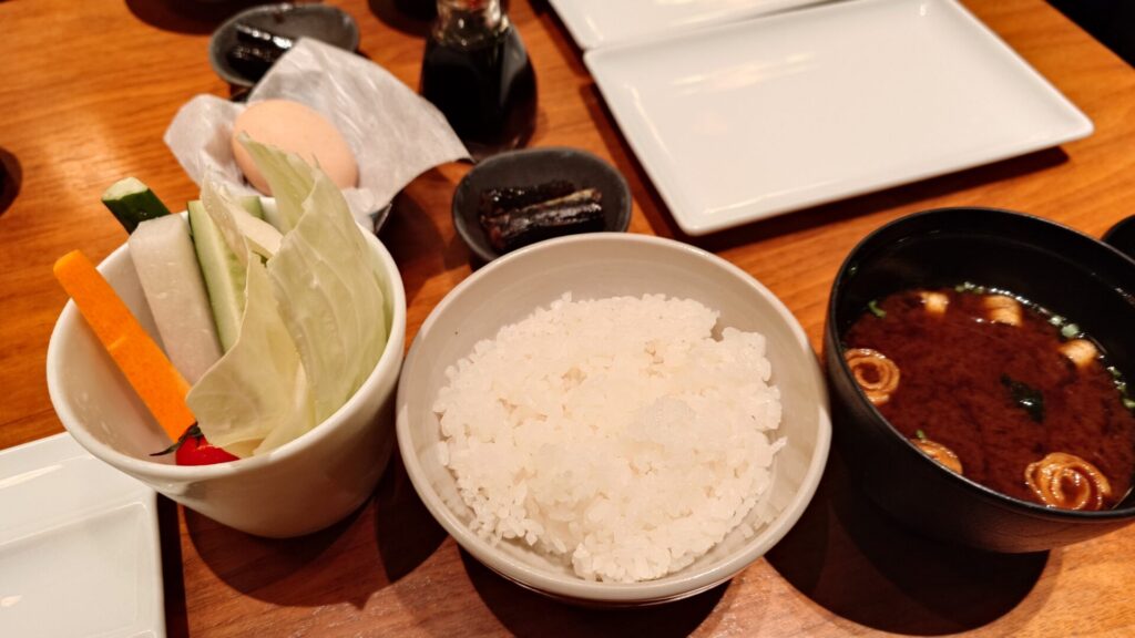 土佐ジローの卵掛けごはんと赤出汁