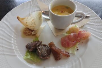 前菜の盛り合わせ　ちいさなスープを添えて